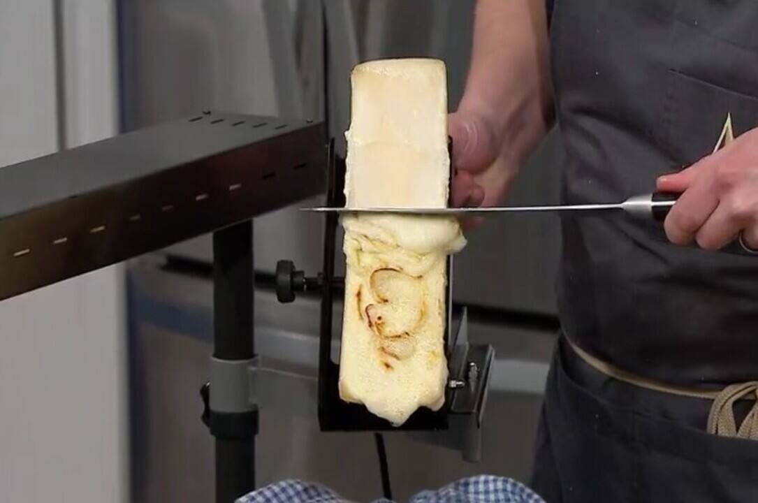 Pommes de terre éclatées aux oignons confits façon raclette au prosciutto San Daniele et salami de Gênes Mastro