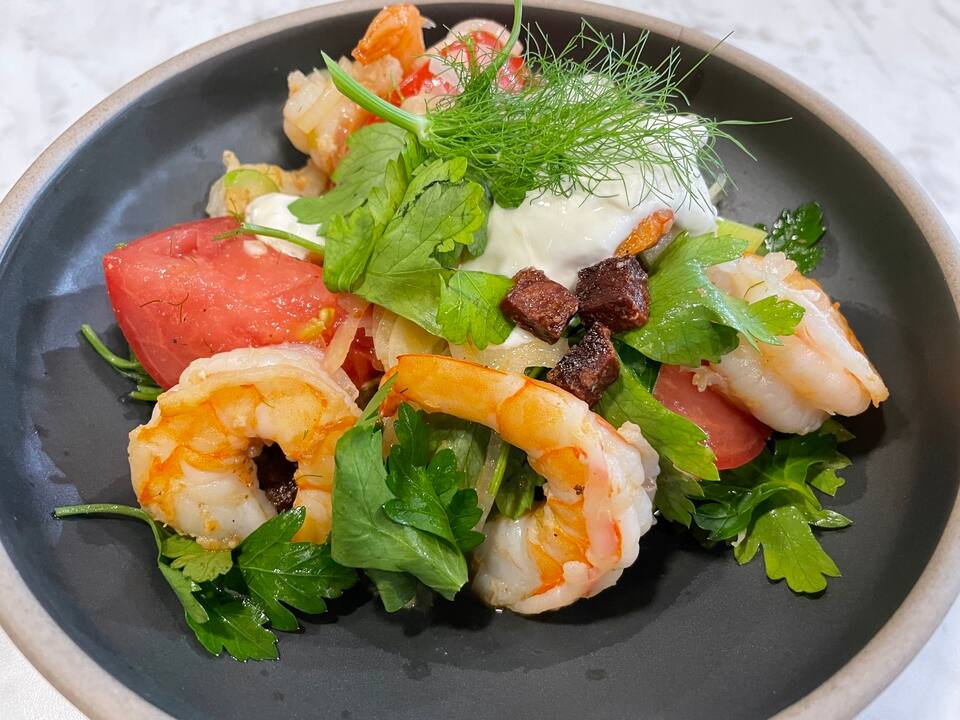 Salade tiède estivale aux crevettes épicées, fenouil et tomates