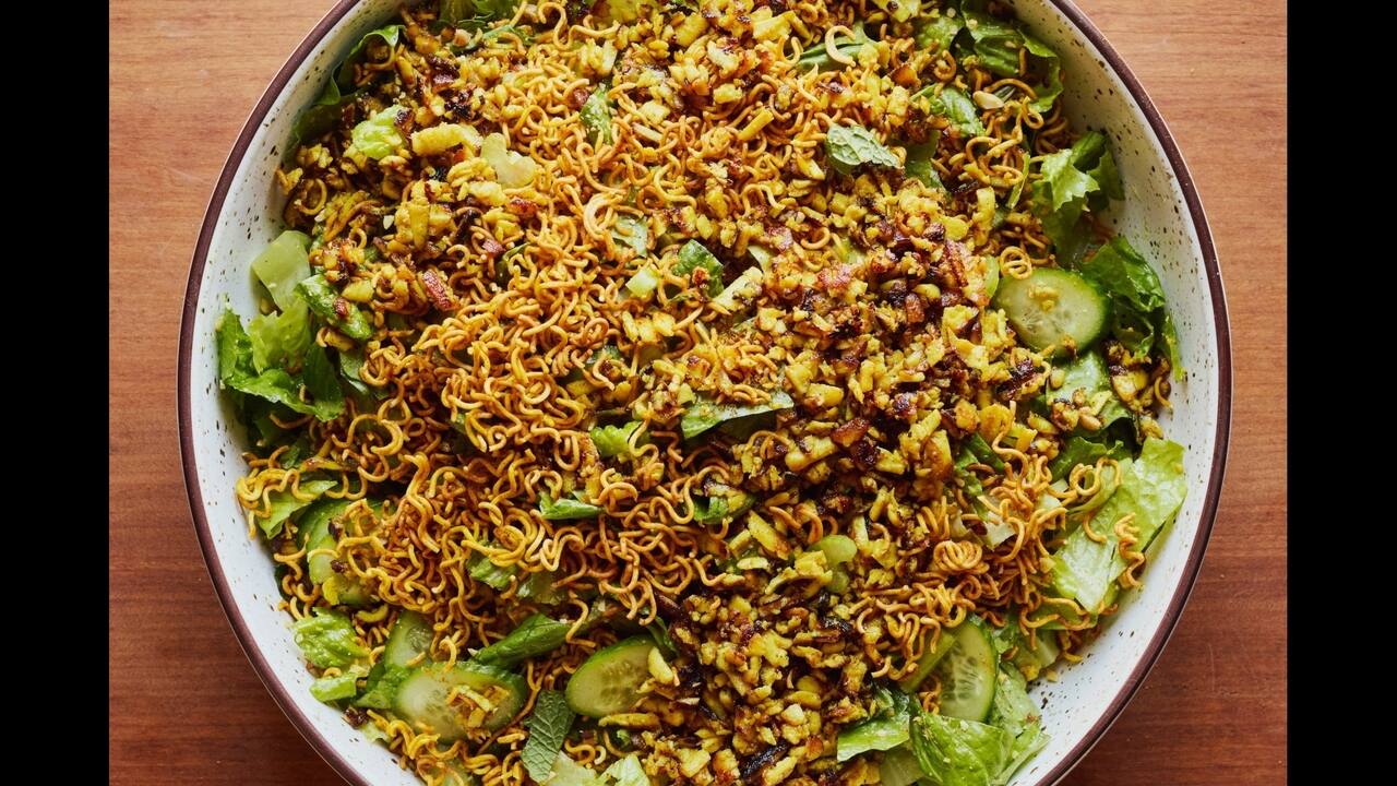 Salade aux nouilles ramen croustillantes