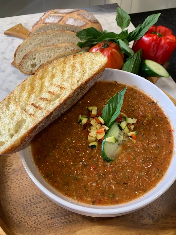 Gaspacho de légumes grillés et basilic, croûtons à l’ail rôti