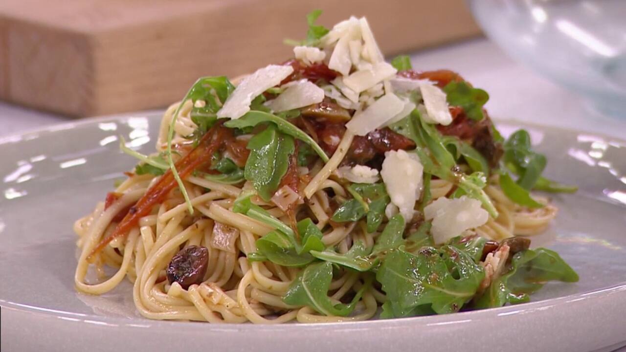 Linguines à la fricassée de tomates aux olives et aux câpres