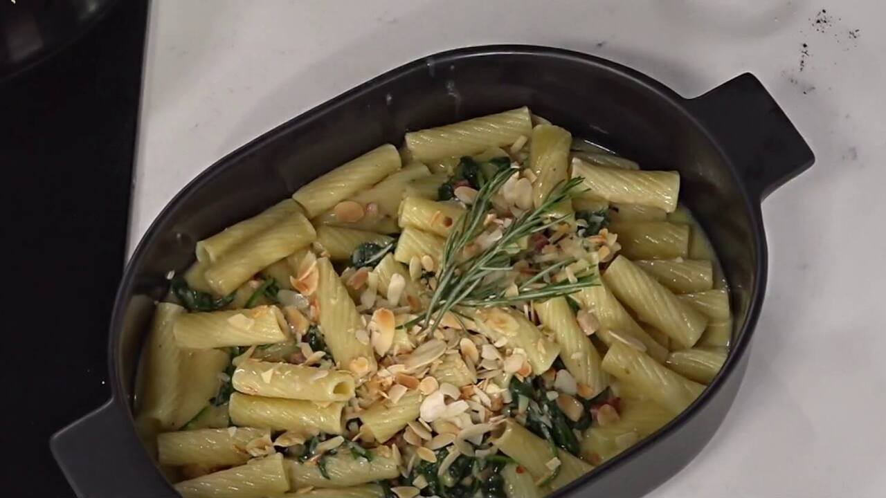 Rigatonis aux épinards, à la pancetta et aux amandes grillées