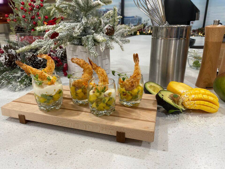 Crevettes croustillantes à la noix de coco, mayo gingembre-lime et salade de mangue épicée