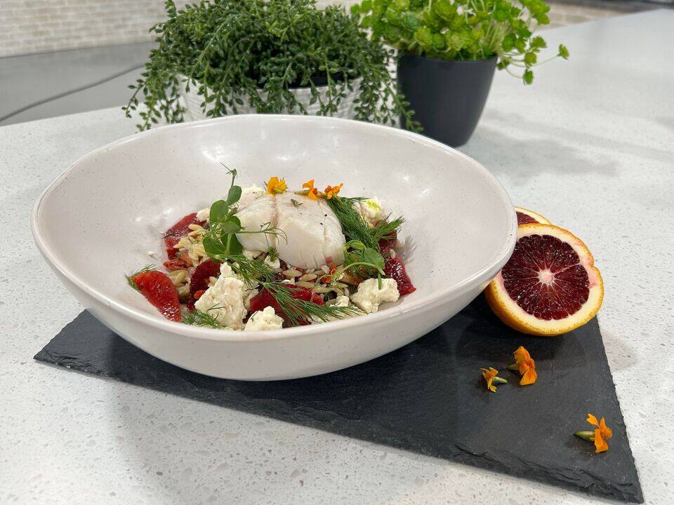 Morue pochée, orzo aux tomates séchées, olives, câpres et oranges 