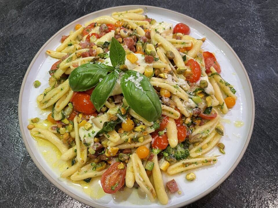 Cavatellis aux légumes de saison, huile d'olive extra vierge, rosette de Lyon, pistaches, basilic et mozzarella fraîche