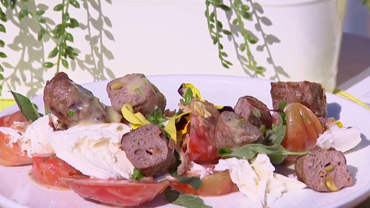 Brochettes d’agneau grillé aux herbes salées du bas du fleuve sur tomates ancestrales et mozzarella fraîche