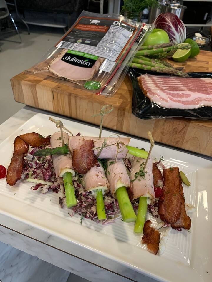 Roulades de longe de porc, asperges, vinaigrette crémeuse au bacon