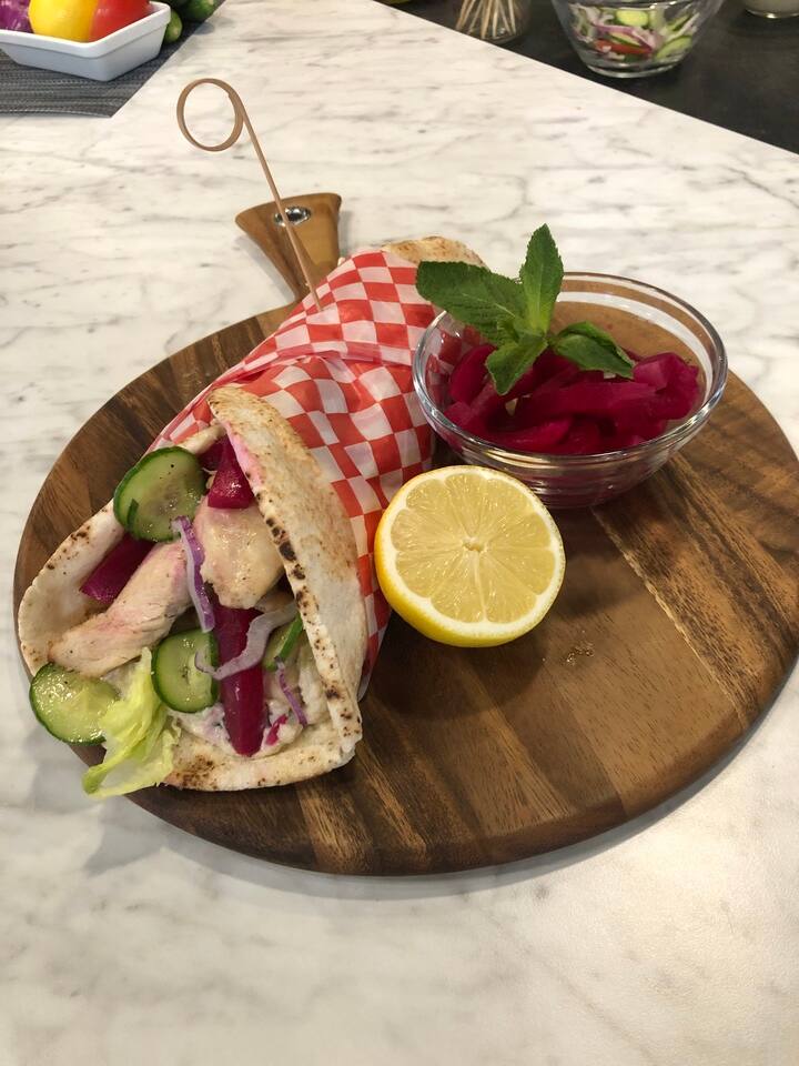 Sandwich shish taouk, baba ganoush, mayonnaise au tahini et légumes