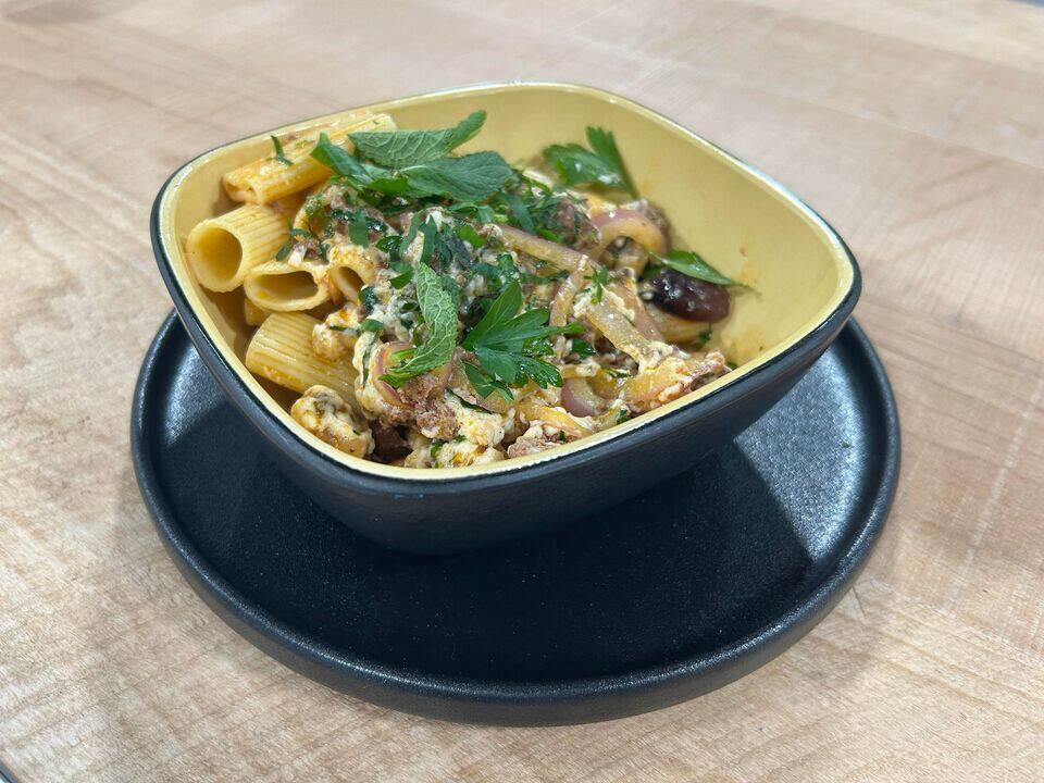 Rigatonis aux merguez grillées, au citron confit et à la feta 