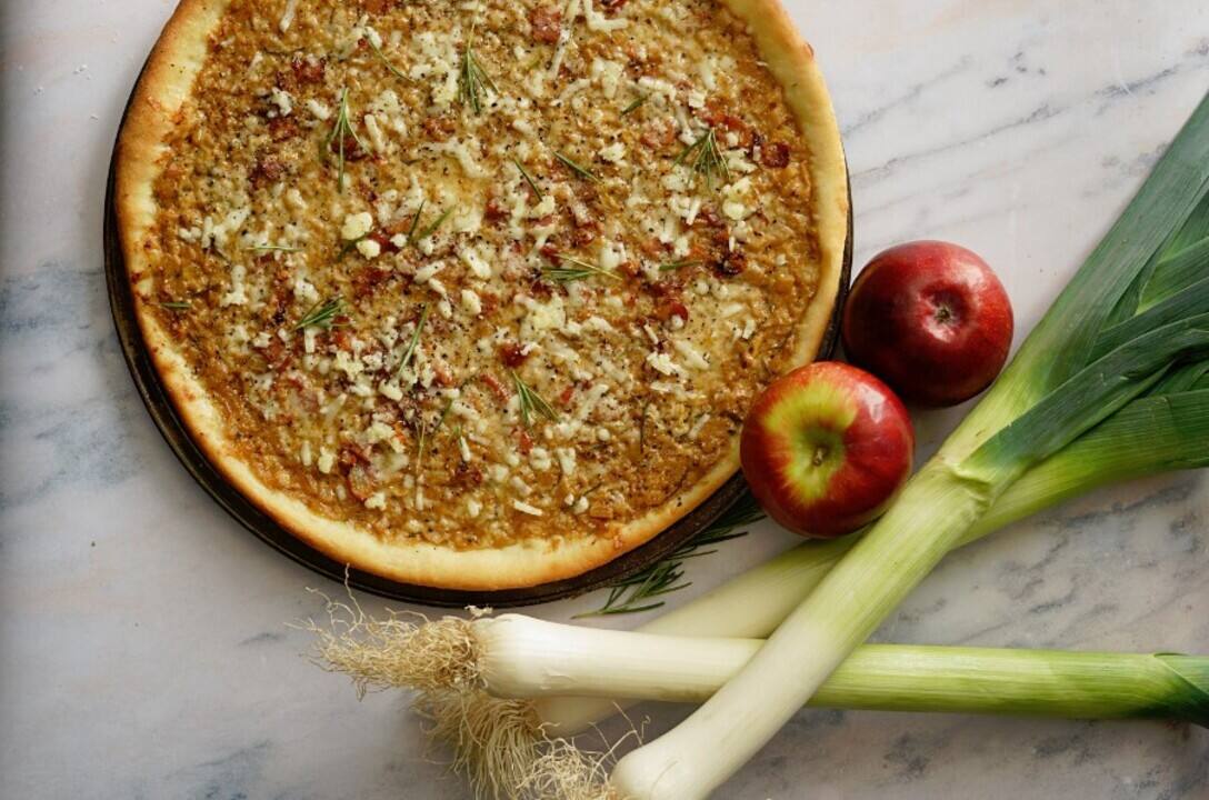 Pizza blanche, compotée de poireaux, pommes et lardons