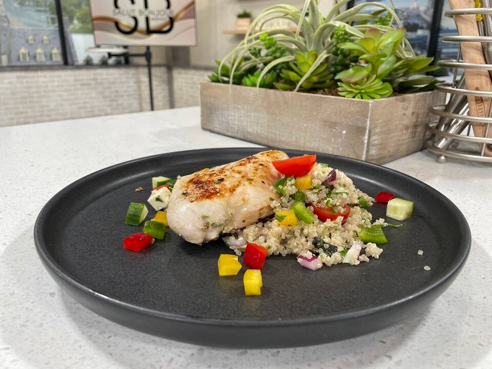 Salade de quinoa, feta et poulet à la grecque