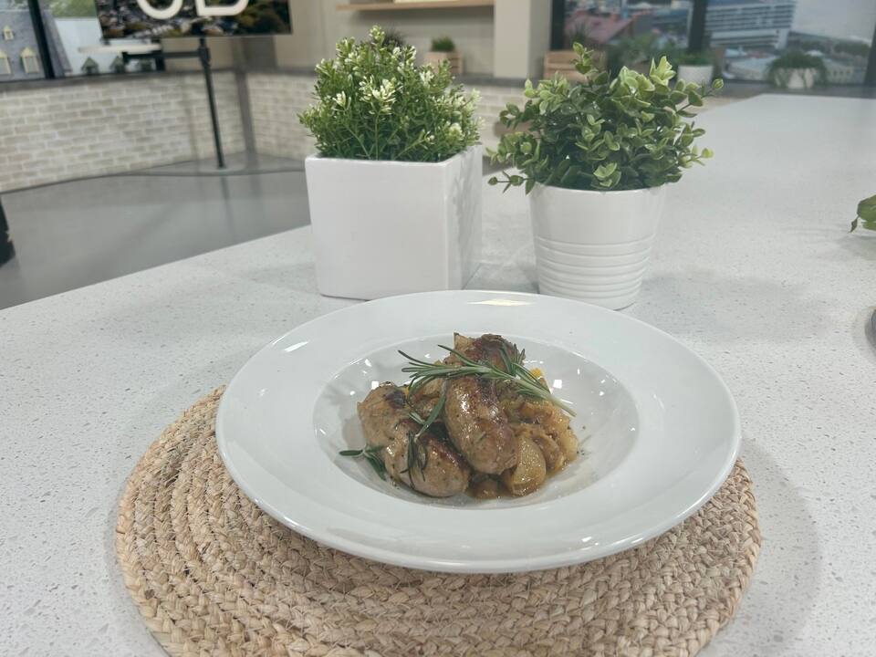 Plaque de saucisses rôties avec une fricassée de pommes et de poireaux