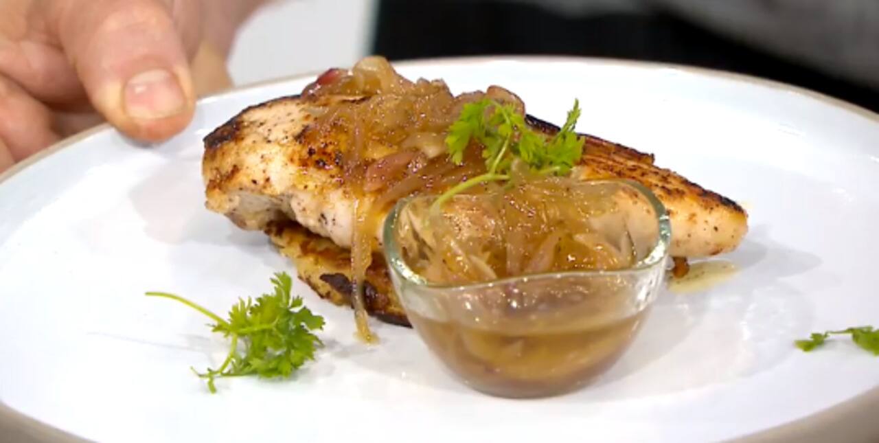 Poitrine de poulet au beurre de pomme avec rösti de céleri-rave et pomme et vinaigrette tiède à l'échalote