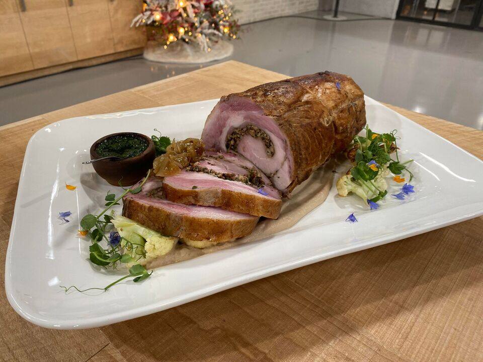 Longe de porc farcie aux champignons et bacon, purée et fleurons de chou-fleur et chimichurri 