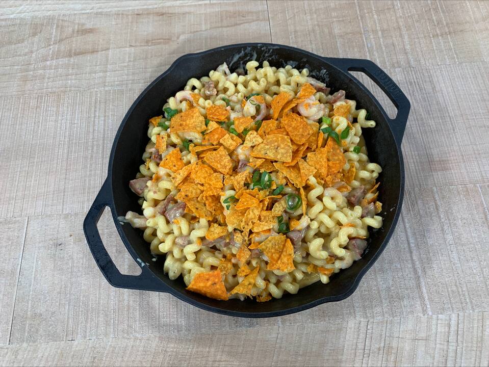Mac and Cheese au chorizo et crevette de Matane avec des Doritos émiettés