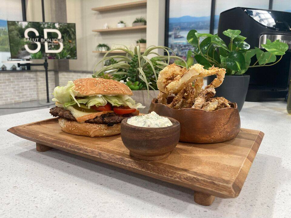 «Smash burgers» de bœuf au fromage Mamirolle, rondelles d’oignons et sauce ranch 