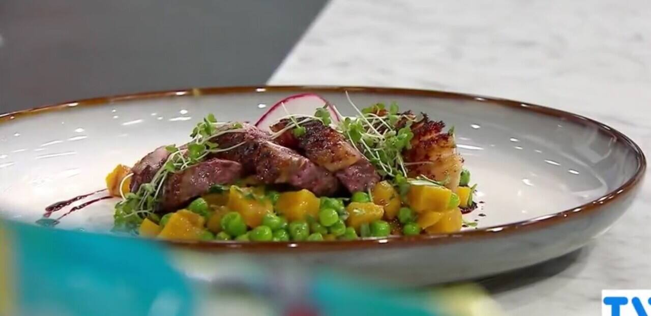 Magret de canard laqué à la camerise, betteraves jaunes et petits pois verts  