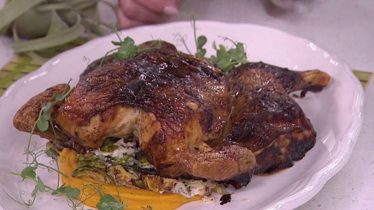 Poulet entier façon crapaudine, beurre de fines herbes, choux de Bruxelles rôtis et purée de courge