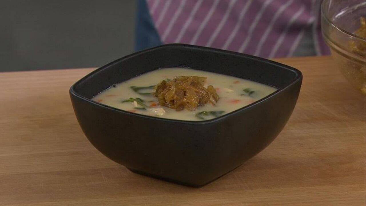 RECETTE: Soupe de poulet, oignons caramélisés et orzo