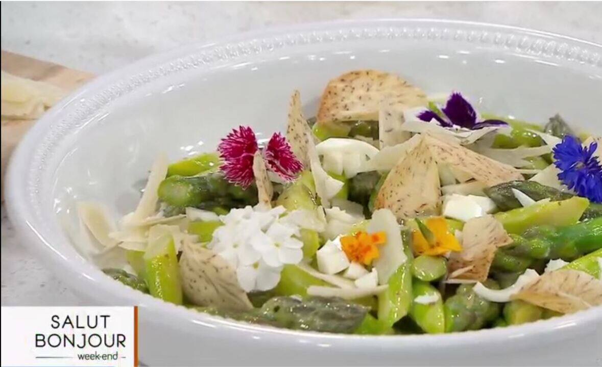 Salade d'asperges du Québec, vinaigrette à la moutarde, œuf cuit dur et croustille de taro