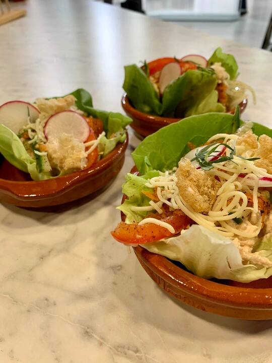 Tacos de dindon en feuilles de Boston, légumes acidulés au vinaigre d'estragon, crème sûre au paprika fumé