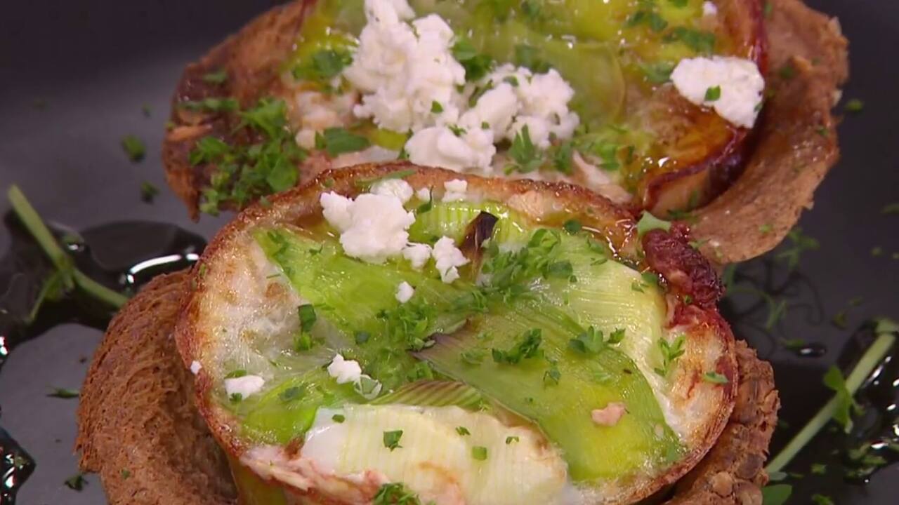 Chakchouka en cocotte de pain croustillant aux grains d'ici