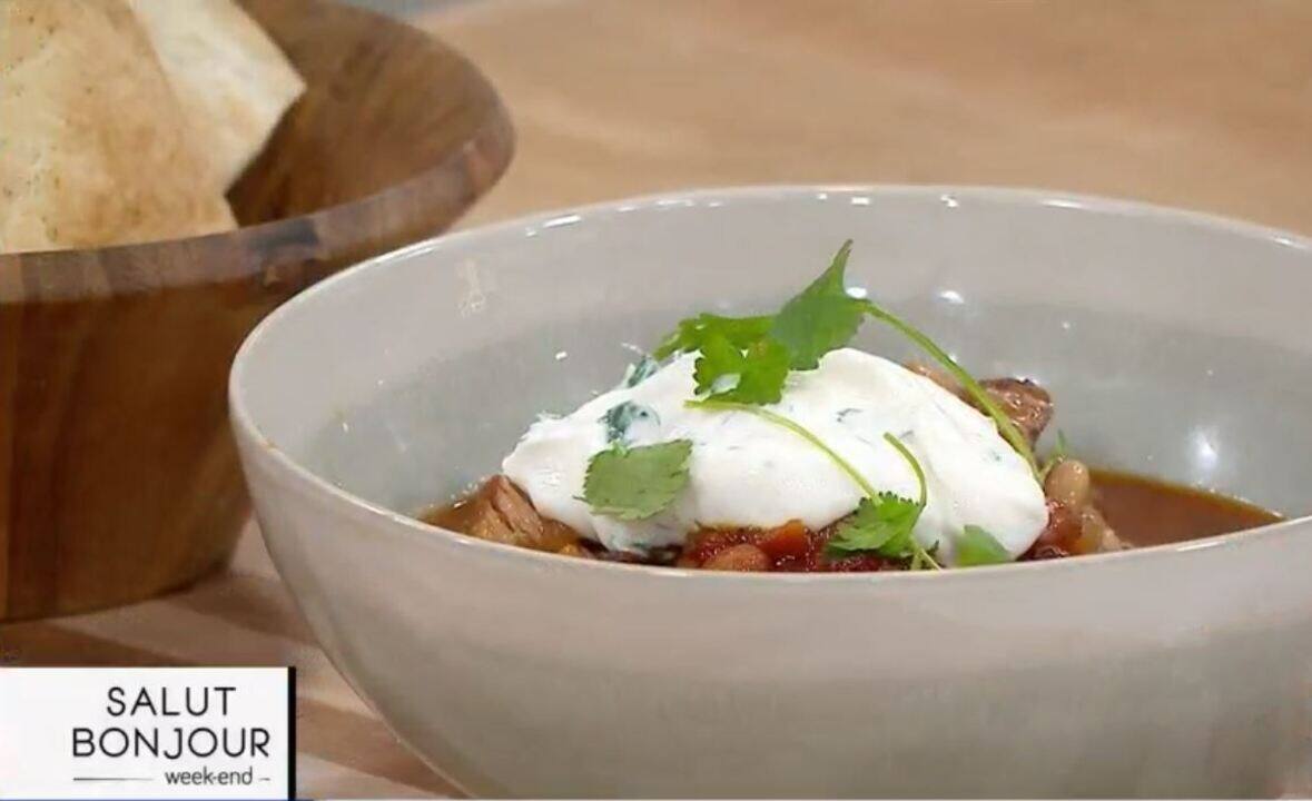 Chili doux d’échine de porc, yogourt à la menthe et croustilles de tortillas 