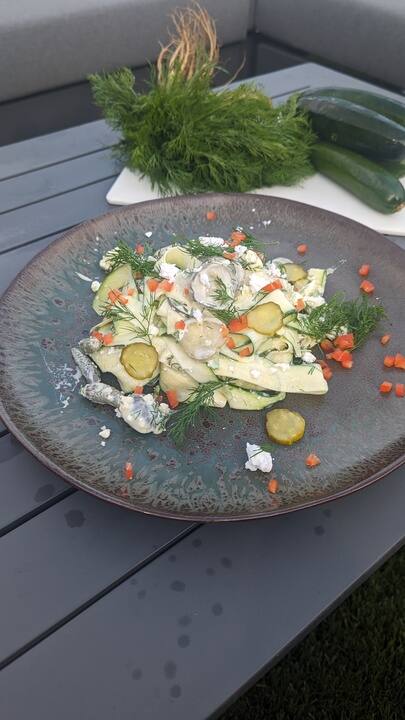 Salade de tagliatelle de courgette, dijonnaise à l'aneth et pickles