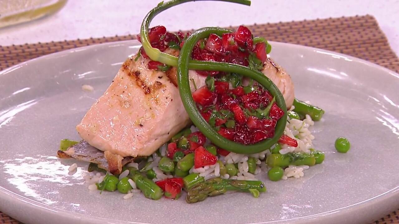 Pavé de saumon poêlé, salsa relevée de fraises du Québec