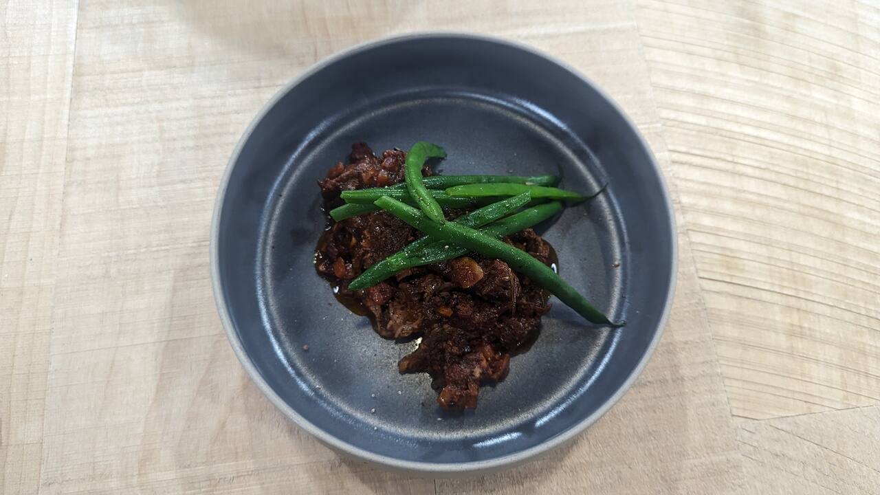 Rôti de palette de bœuf braisé aux tomates étuvées et aromates