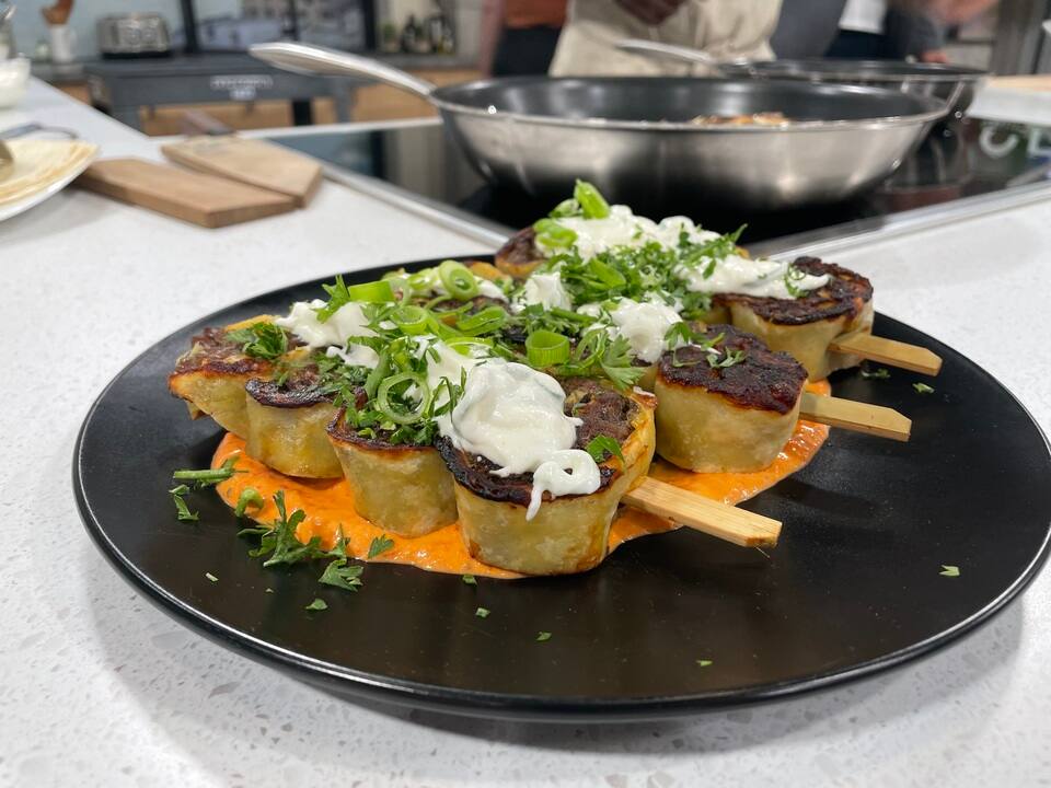 Arayes avec pain pita, viande hachée assaisonnée, sauce crème sure à l'ail et citron, et confit de légumes