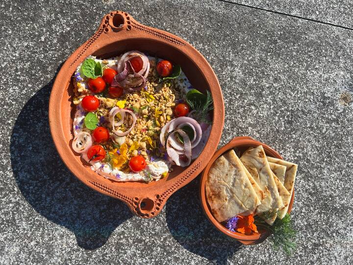 Labneh à l’aneth, Dukkah épicé, oignons rouges, tomates cerises et naans grillés 