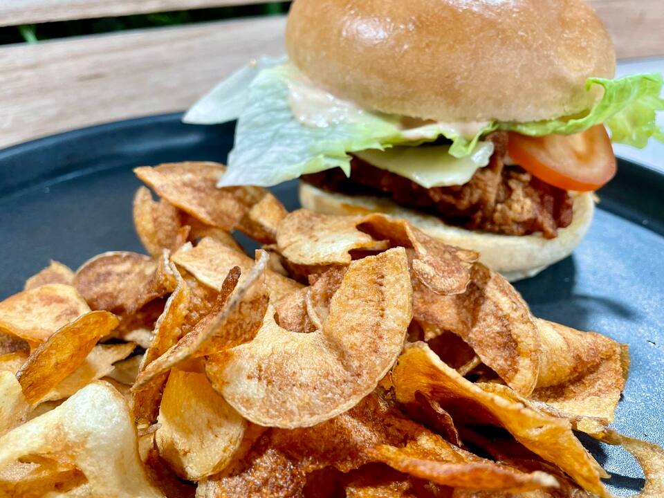 Burger de poulet frit au sriracha et sirop d'érable sur pain brioché