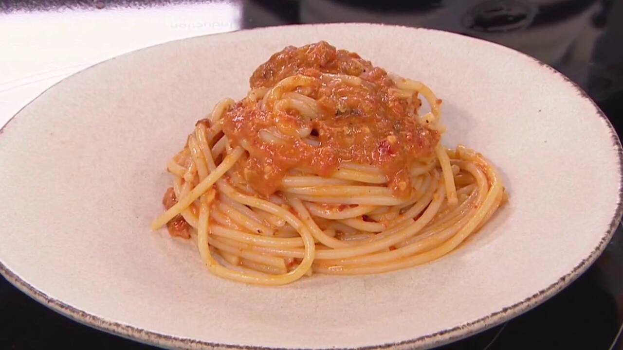 SPAGHETTIS AU PESTO DE TOMATES SÉCHÉES ET POIVRONS RÔTIS