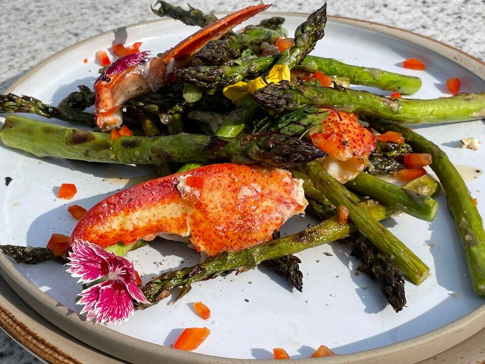 Salade tiède d’asperges et de homard grillé, aux agrumes