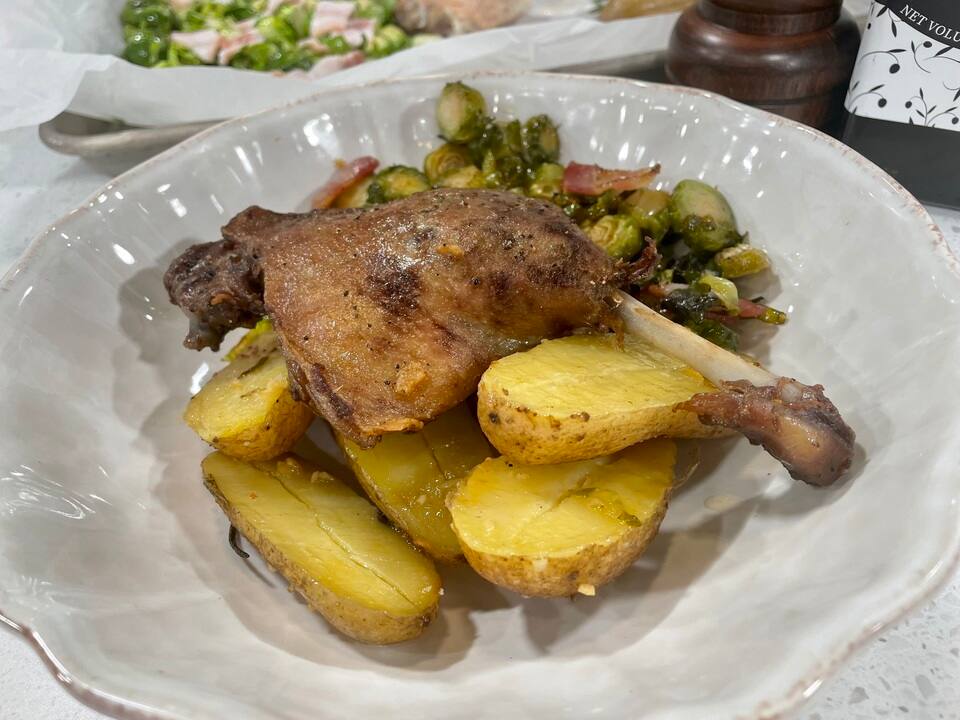 Canard confit, patates rattes et Bruxelles sur plaque