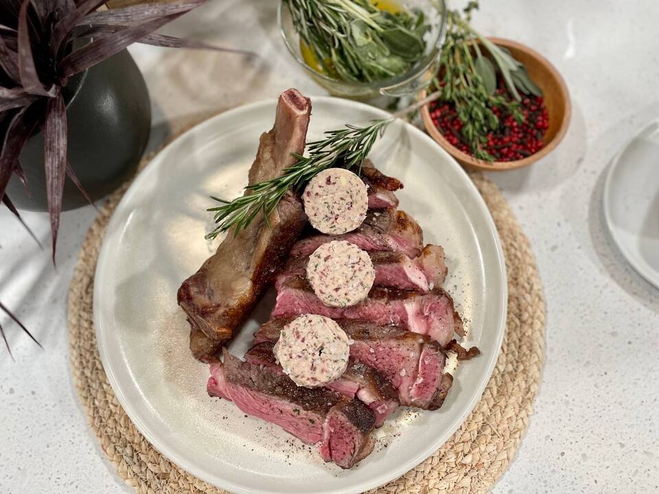 Un steak cowboy au beurre marchand de vin