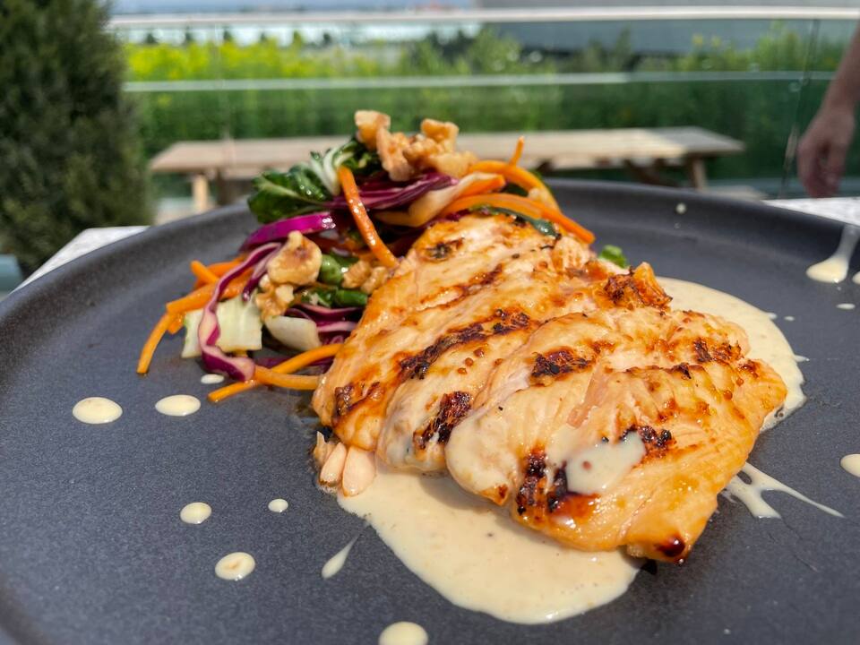 Saumon au miso et à l'érable avec une salade de bok choy, chou rouge et carotte