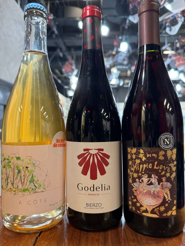 1 cidre et 2 bouteilles de vin pour célébrer l'automne.