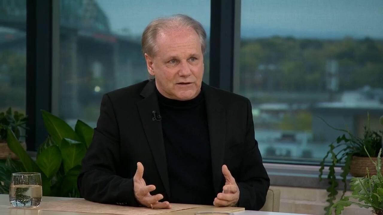 Un médium conduit des policiers sur une scène de crime