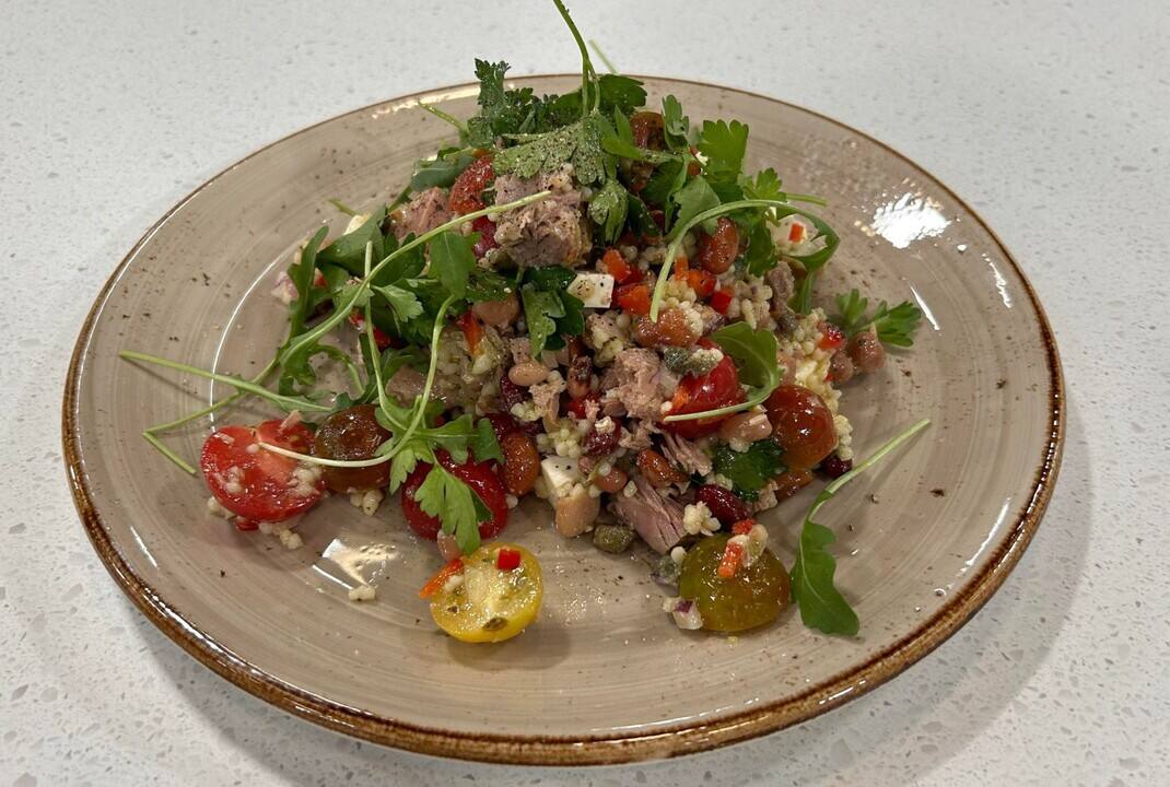 Salade de légumineuses au thon pâle, feta et légumes croquants à la méditerranéenne
