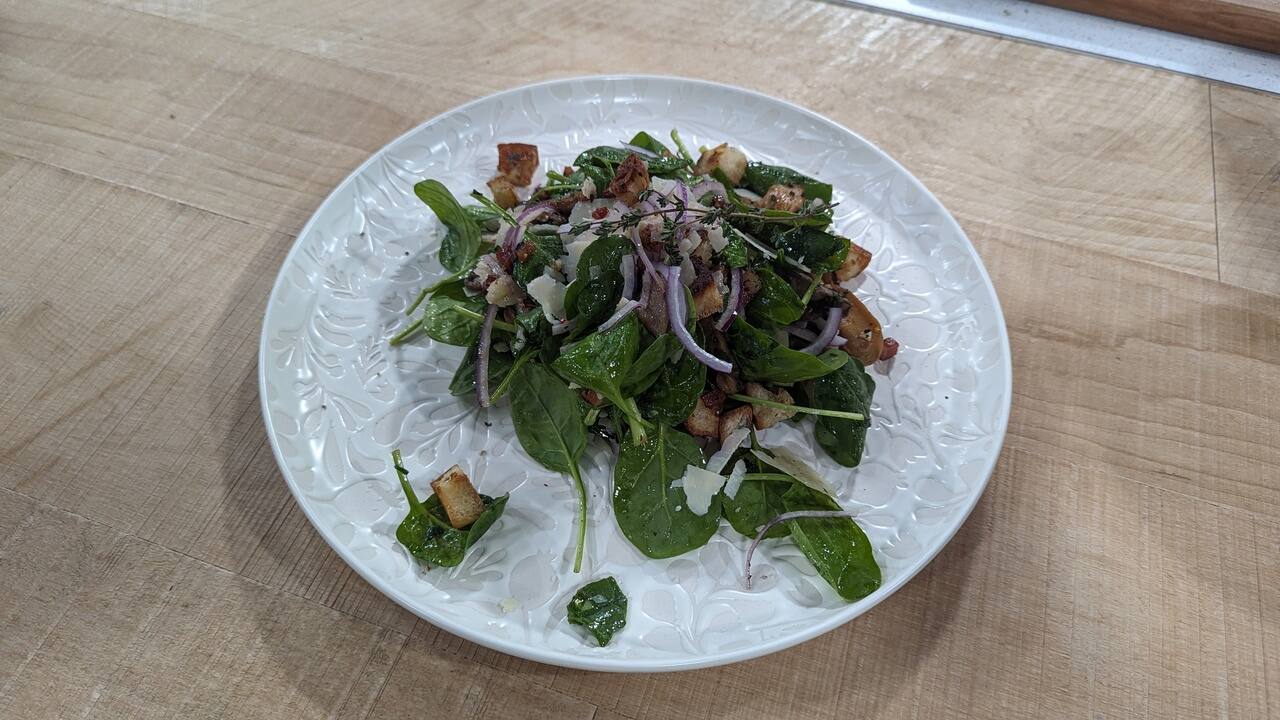 Salade tiède d'épinards, de pleurotes et de bacon