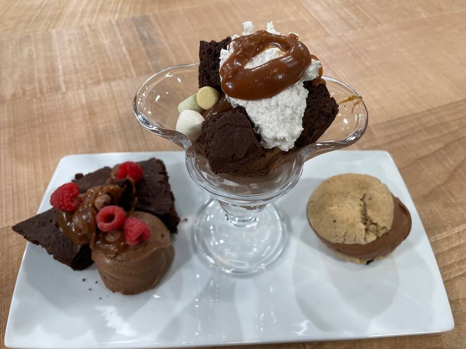 Crème glacée santé au chocolat, caramel et coulis de chocolat 