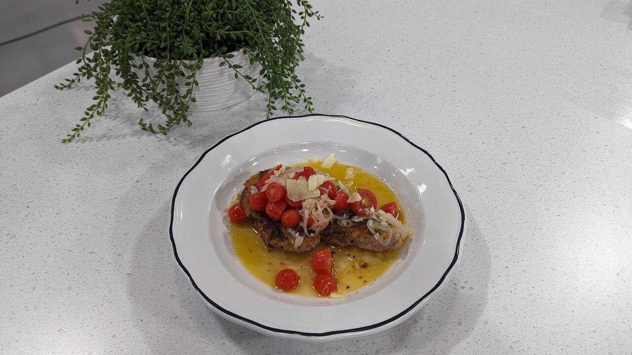 Côtelettes de porc panées, vinaigrette tiède aux tomates cerises 