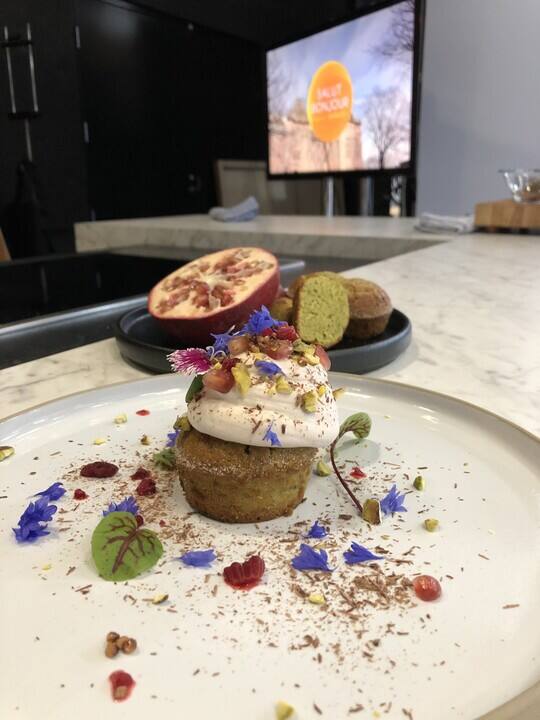 Cake à la pistache, chantilly à la grenade, éclat de framboises et chocolat noir amer