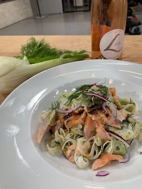 Salade crémeuse de fenouil à l'orange et au saumon grillé