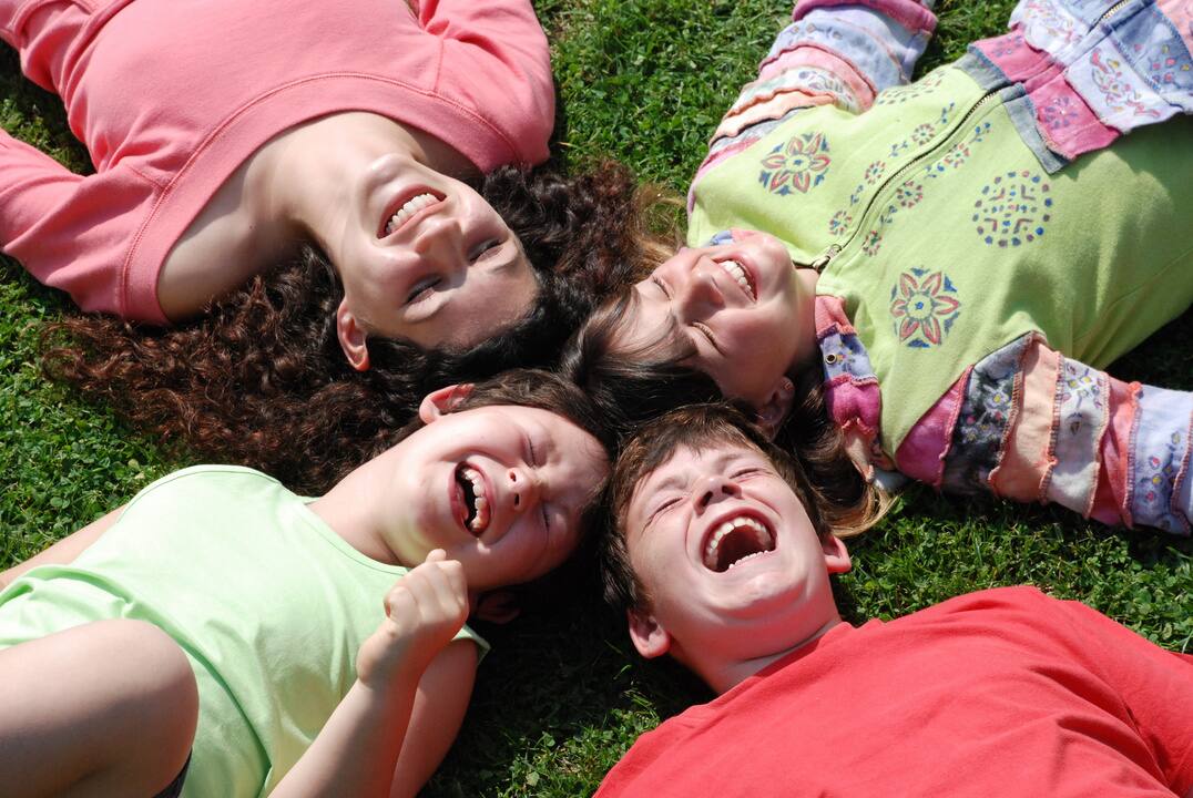 L'apprentissage du sens de l'humour chez les enfants : conseils pour les parents