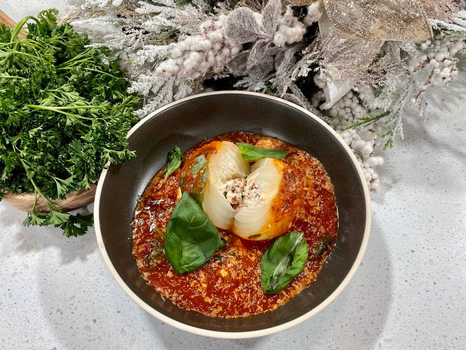 Oignons farcis au fromage, sauce tomate au basilic et pain à l'ail