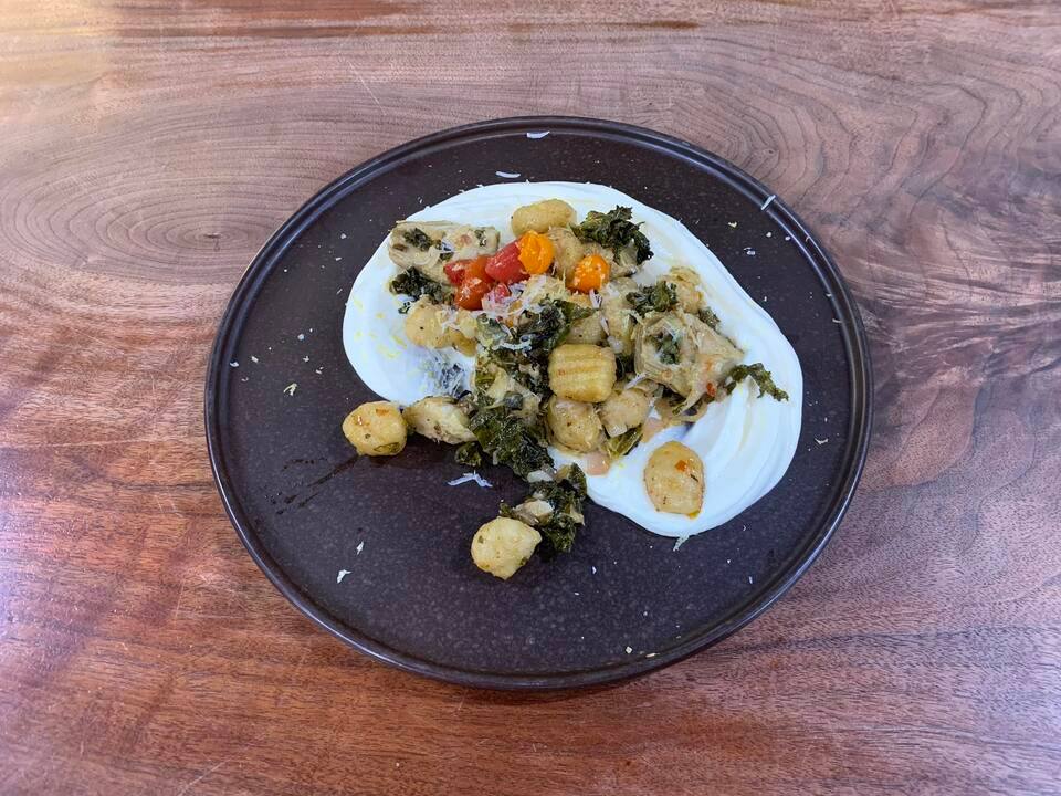 Plaque de gnocchis tomates et artichauts, sur mascarpone fouettée 