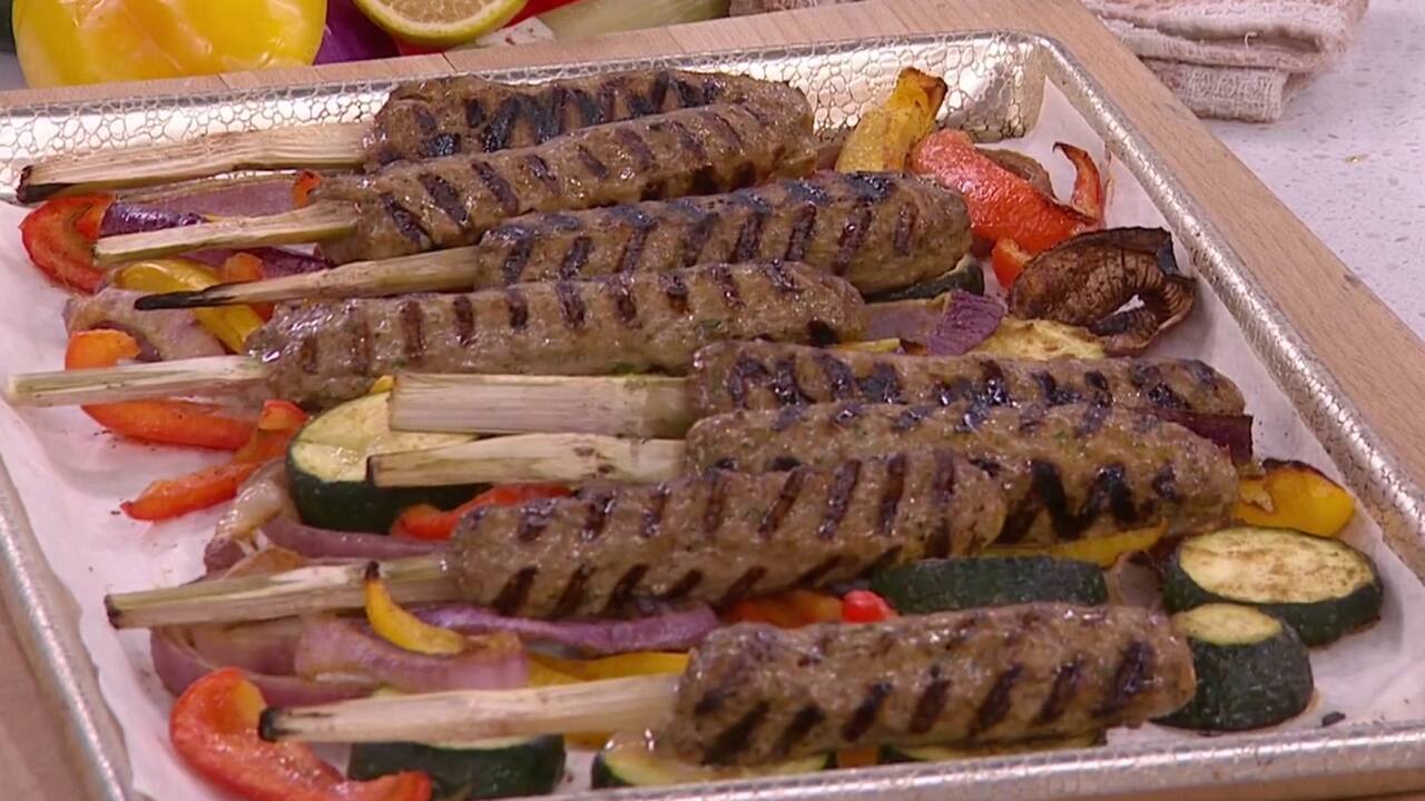 Kebab d’agneau sur canne à sucre, émulsion de fèves rouge, légumes rôtis à l’huile d’olive et cumin